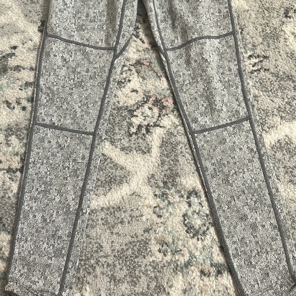 Gymshark Fleur Texture Leggings in Charcoal Marl - Picture 3 of 9